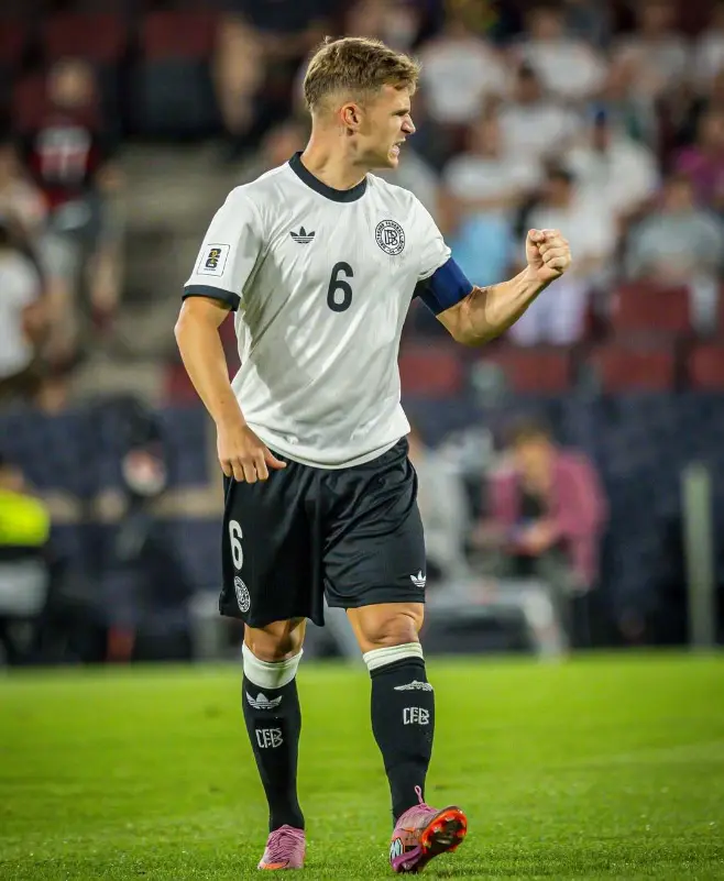 易边再战, 先是劳姆禁, 球中柱